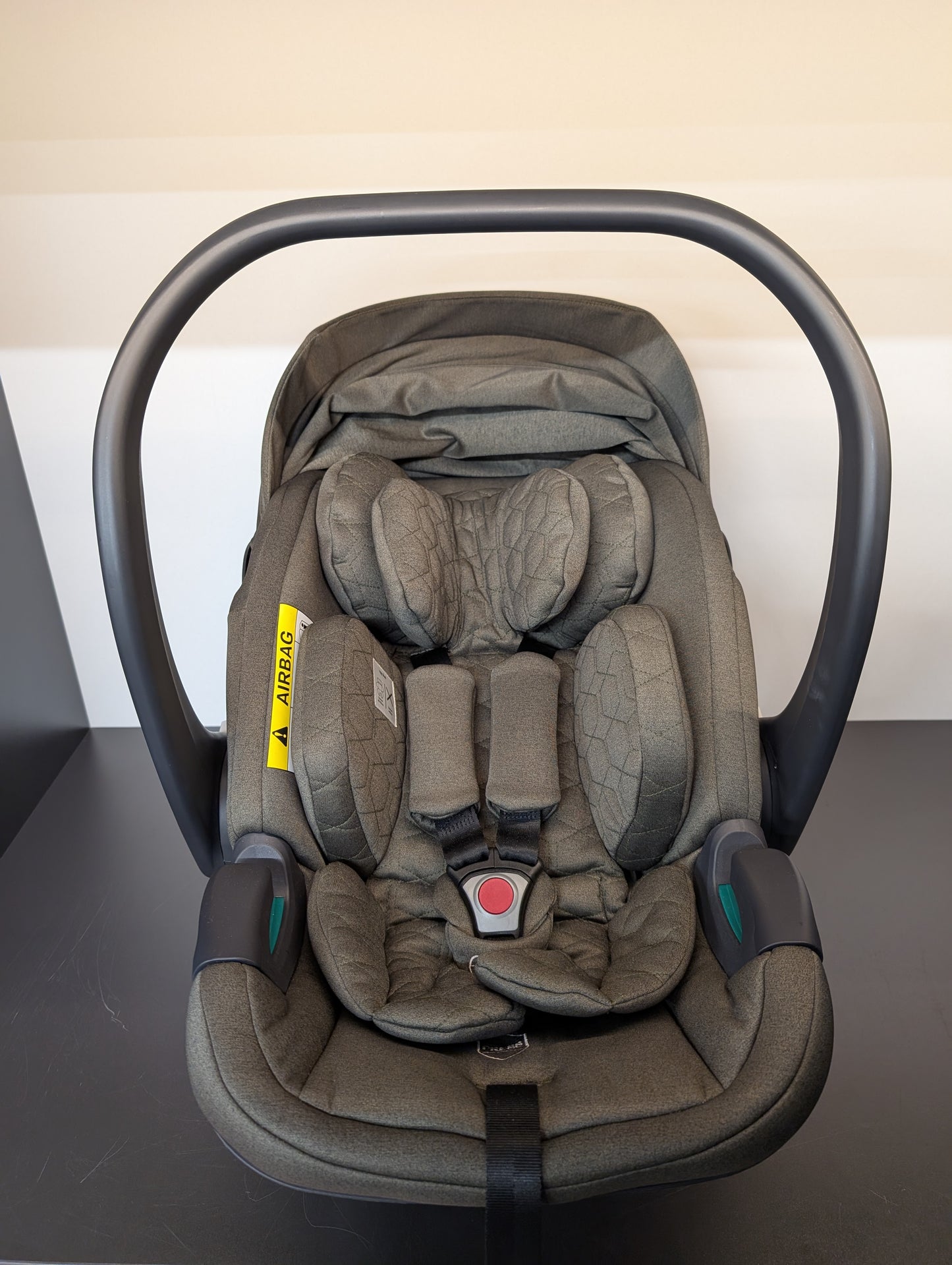 egg® Shell i-Size Car Seat-Hunter Green *Ex-Display*