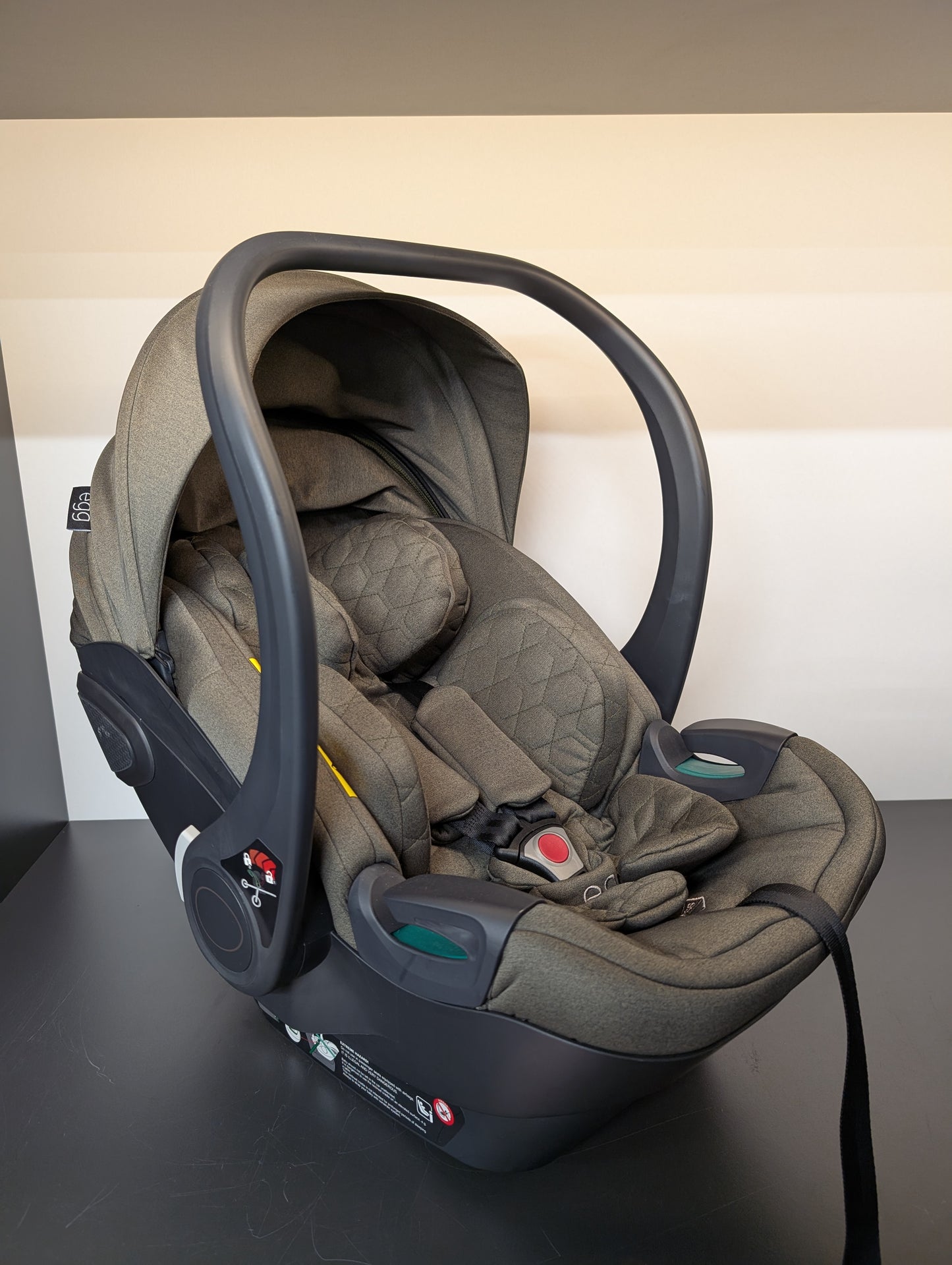 egg® Shell i-Size Car Seat-Hunter Green *Ex-Display*